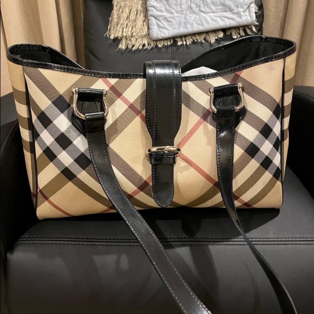 Authentic Burberry shoulder/tote in like new condition Barely used.